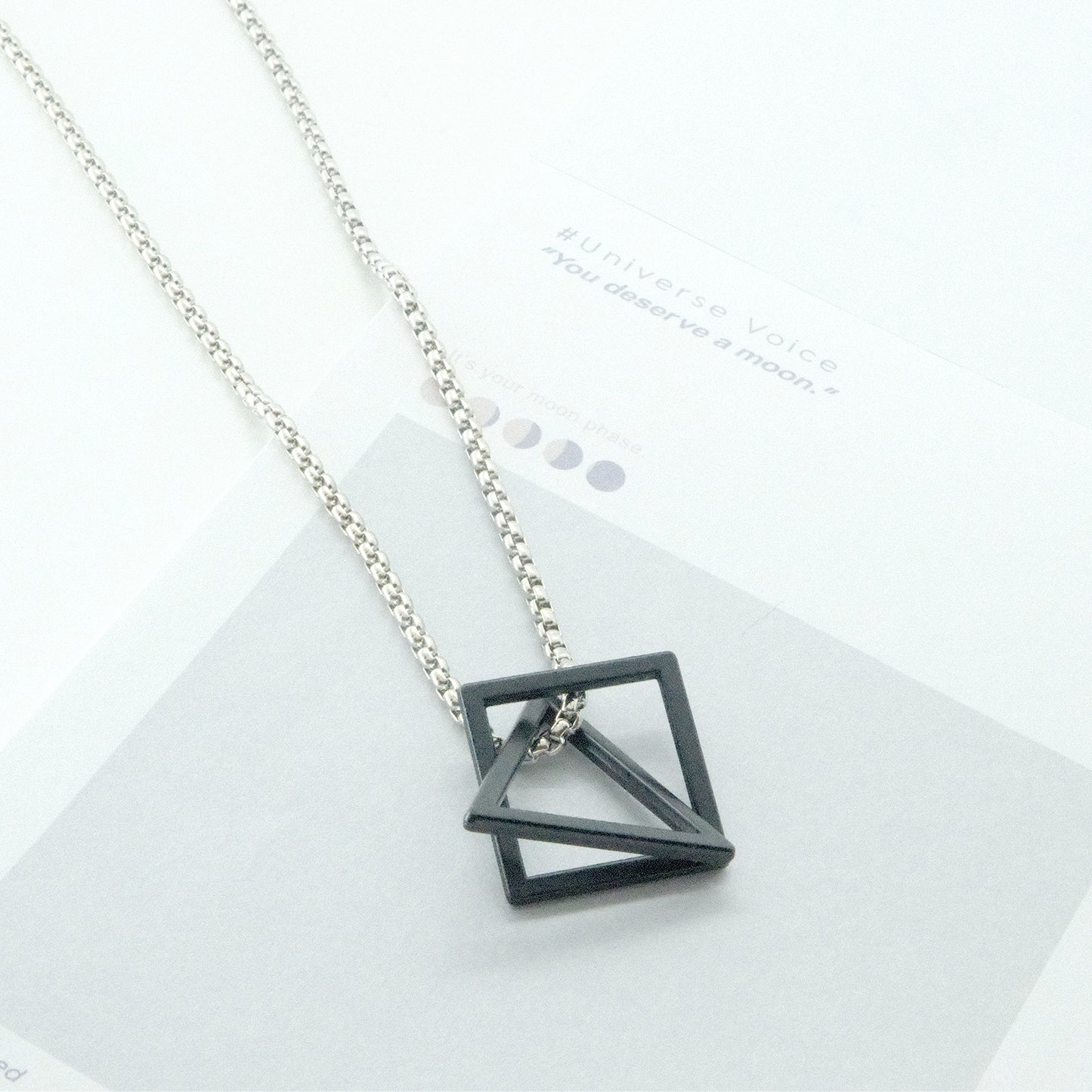 Collar "Geometría Sagrada" - Cuadrado y Triángulo Negro | Estilo Urbano Unisex