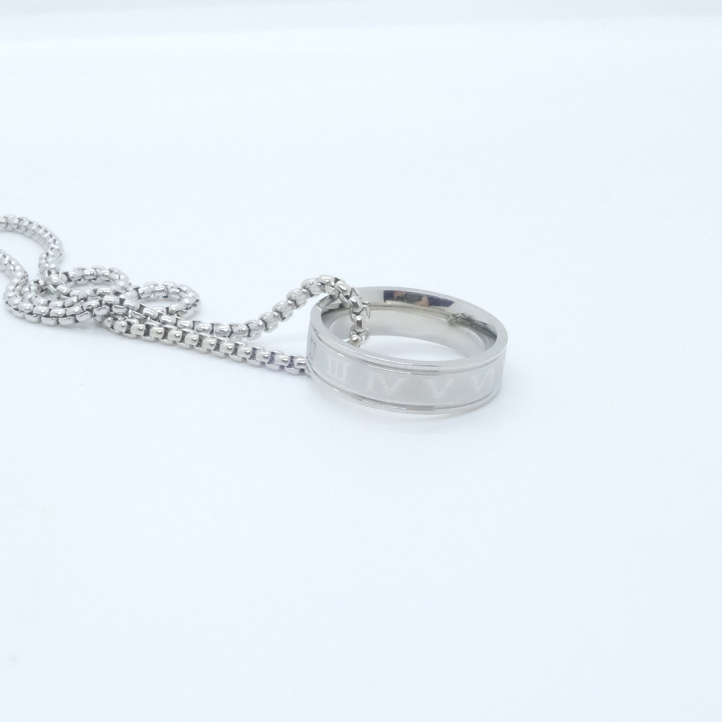 Collar "Código Urbano" - Anillo con Números Romanos| Estilo Urbano Unisex