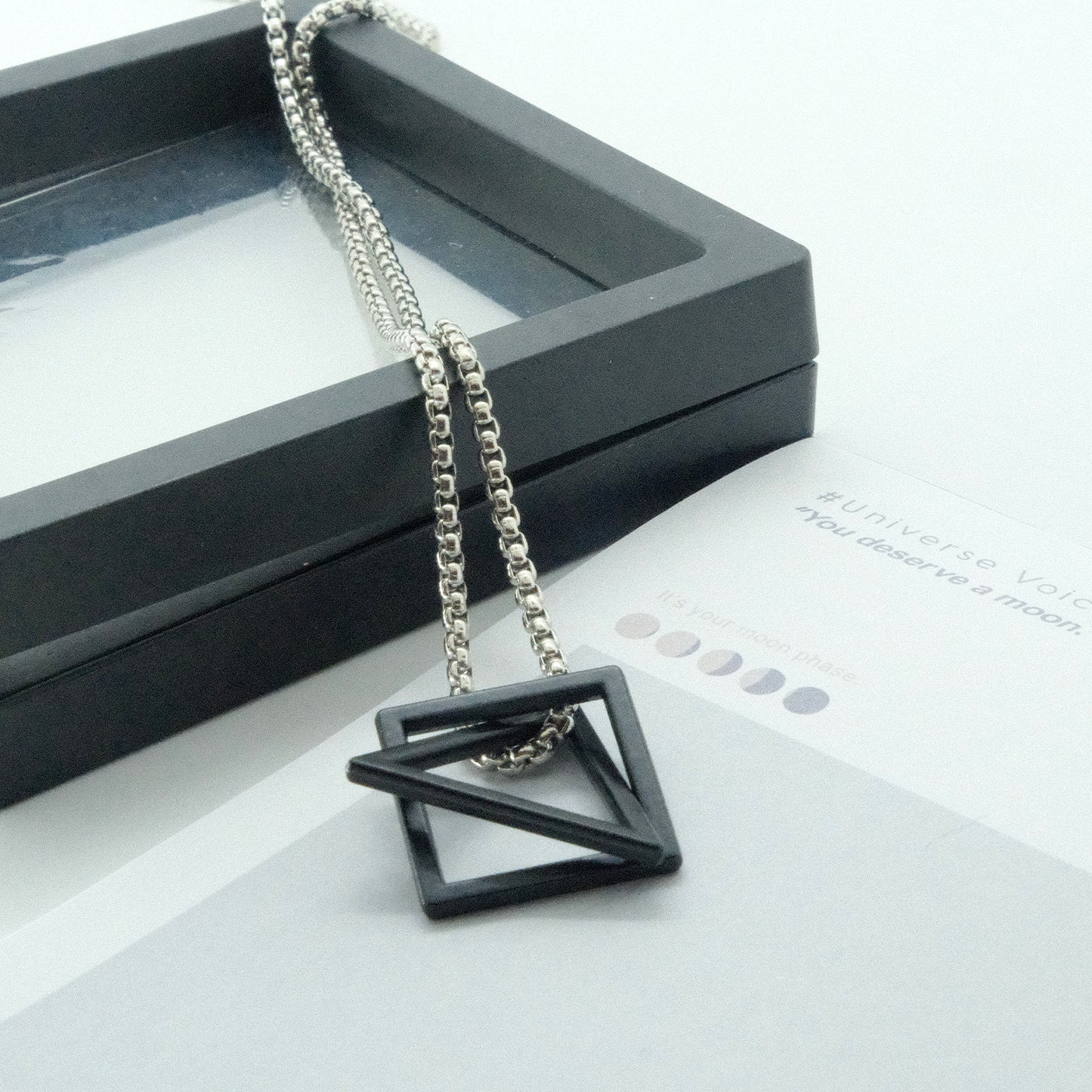 Collar "Geometría Sagrada" - Cuadrado y Triángulo Negro | Estilo Urbano Unisex