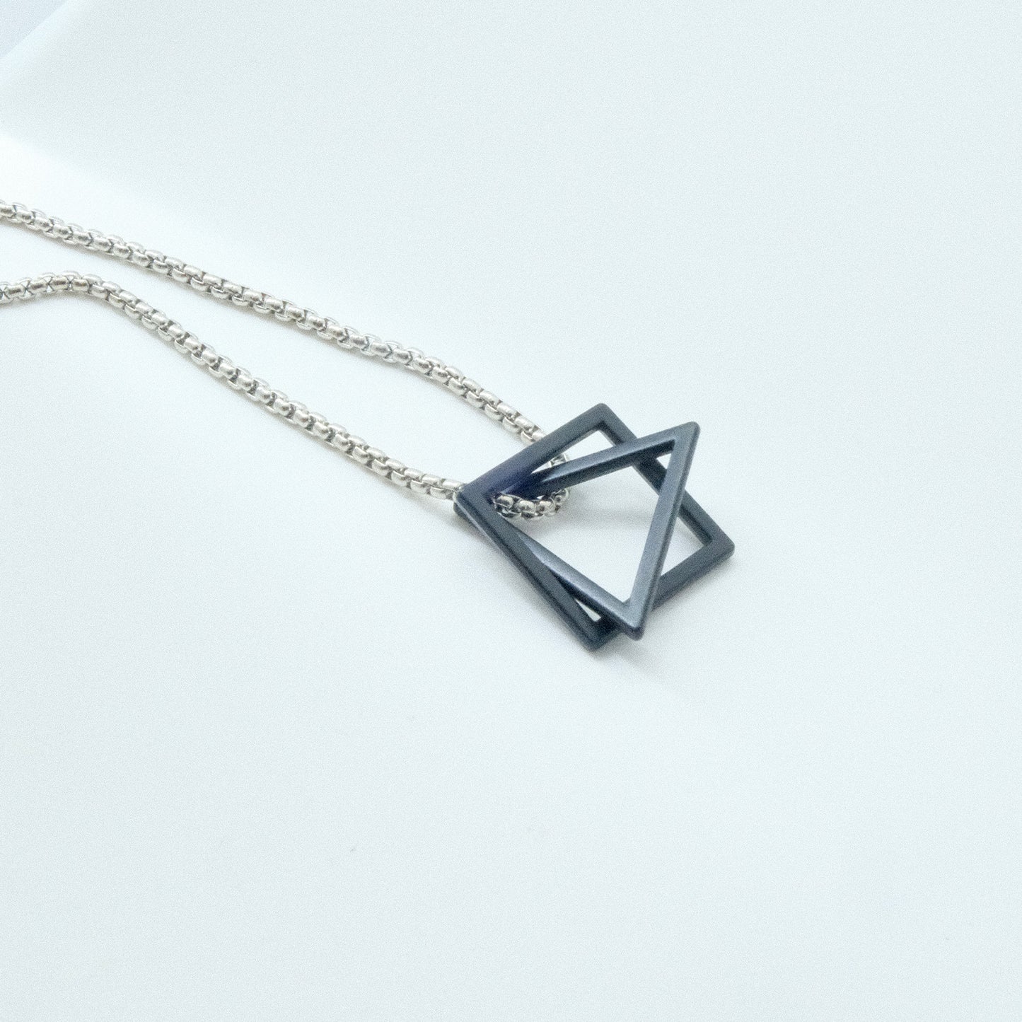 Collar "Geometría Sagrada" - Cuadrado y Triángulo Negro | Estilo Urbano Unisex