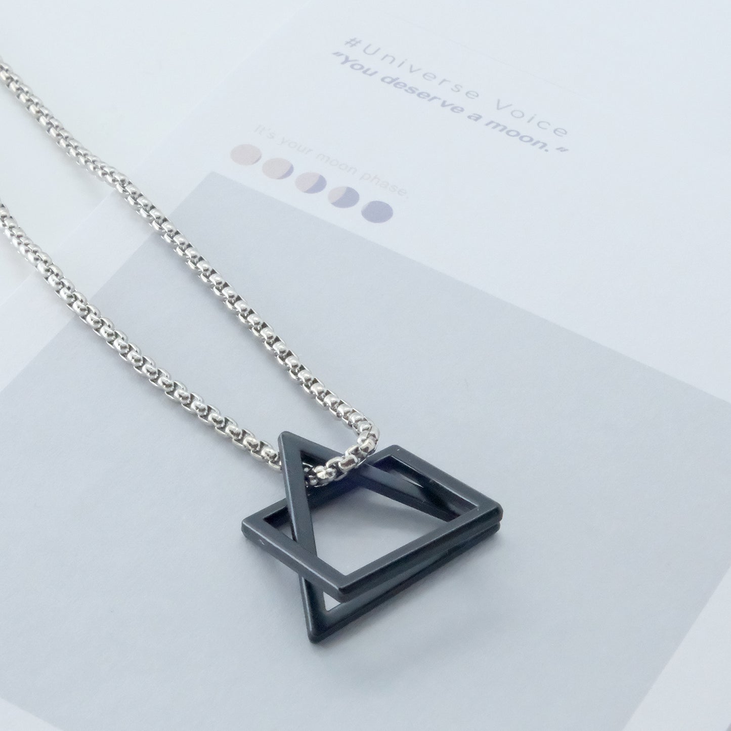 Collar "Geometría Sagrada" - Cuadrado y Triángulo Negro | Estilo Urbano Unisex