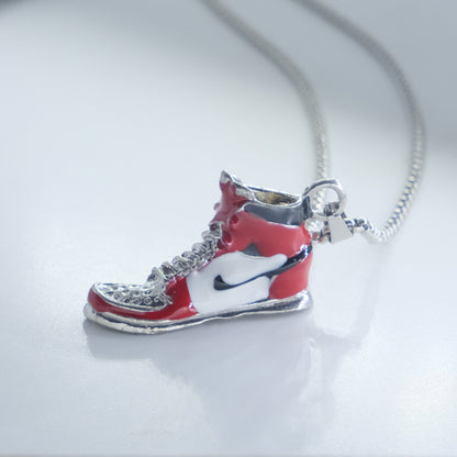 Collar "Urban Kick" - Zapato Rojo de Colección | Estilo Urbano Unisex