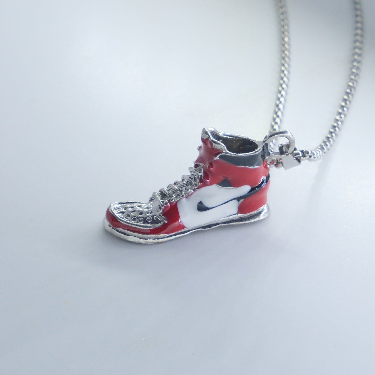 Collar "Urban Kick" - Zapato Rojo de Colección | Estilo Urbano Unisex